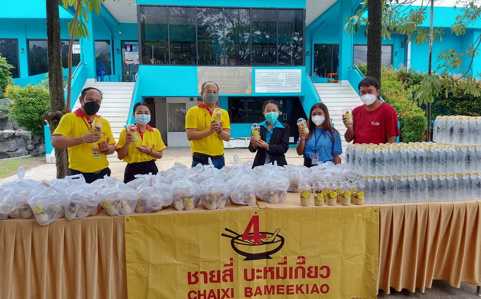 "ชายสี่ บะหมี่เกี๊ยว" ส่งต่อแรงใจสู่บุคลากรด่านหน้า พร้อมแบ่งปันอาหารให้กับผู้ได้รับผลกระทบโควิด 