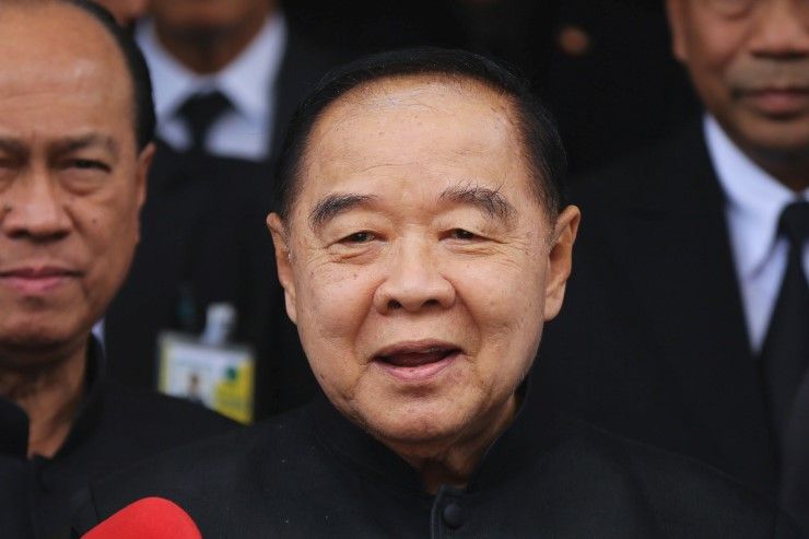 “บิ๊กป้อม”ยิ้มจับมือบึ้มรพ.พระมงกุฎฯได้ ยันไม่เกี่ยวทหารนอกแถว