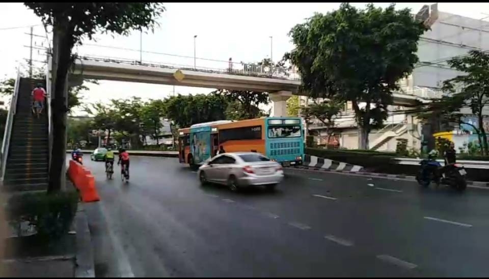 ซวยรับปีชงโชเฟอร์ ปอ.37 ชนหนุ่มนิรนามข้ามถนนใต้สะพานลอยหน้าตลาดอินดี้สุขสวัสดิ์ปางตาย