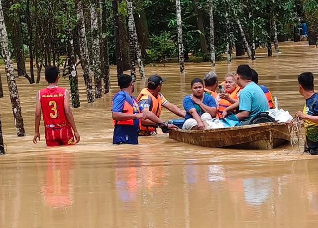 จันทบุรีอ่วม! น้ำป่าทะลักท่วมรีสอร์ทกลางดึก นักท่องเที่ยว 48 ชีวิตหนีขึ้นชั้น 2 