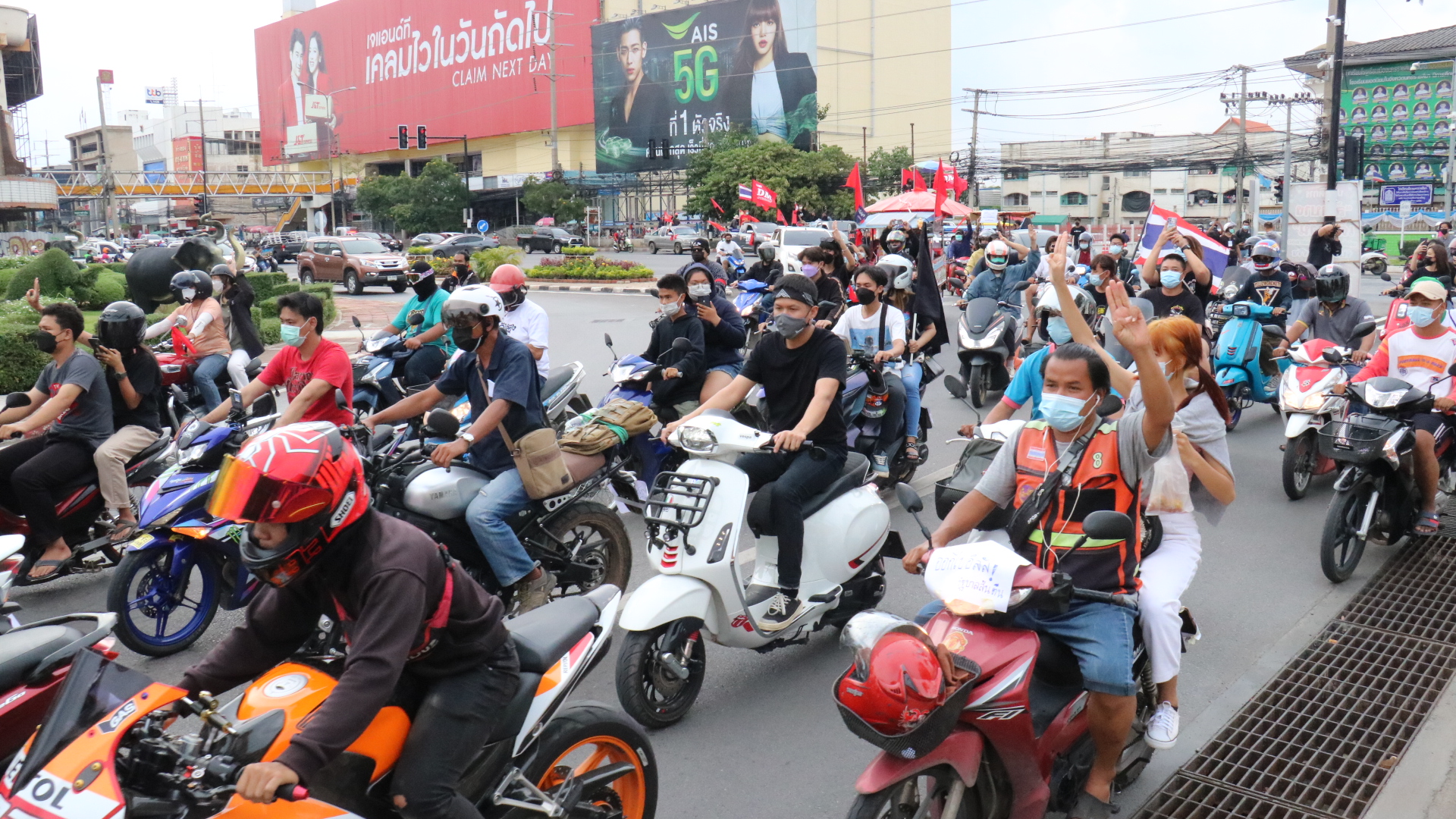 “โคราษฎร์ปฏิวัติ” คาร์ม็อบบีบแตรไล่ “ประยุทธ์ ออกไป” ระบายแค้นปาสีใส่รูปเผาหุ่นฟาง 4 ป 1 อ