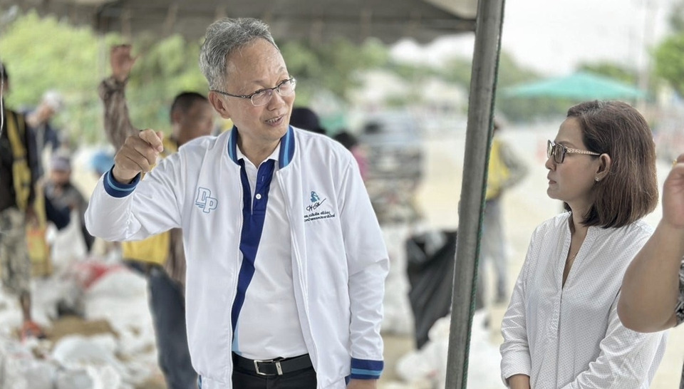 ‘เมฆินทร์’ ลงพื้นที่อ่างทอง ให้กำลังใจชาวป่าโมก-มอบทุนสนับสนุนโรงครัวช่วยผู้ประสบอุทกภัย 
