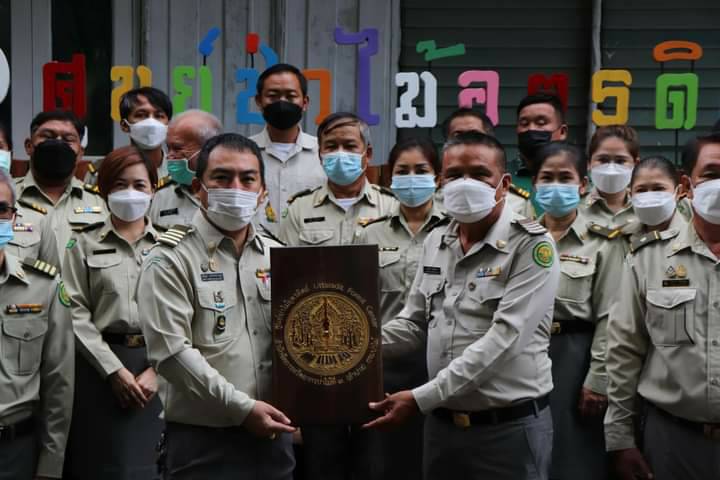 ผอ.ศูนย์ป่าไม้อุตรดิตถ์  มอบของที่ระลึกแก่ผู้เกษียณอายุราชการ เป็นขวัญกำลังใจก่อนจะครบวาระเกษียณอายุราชการ