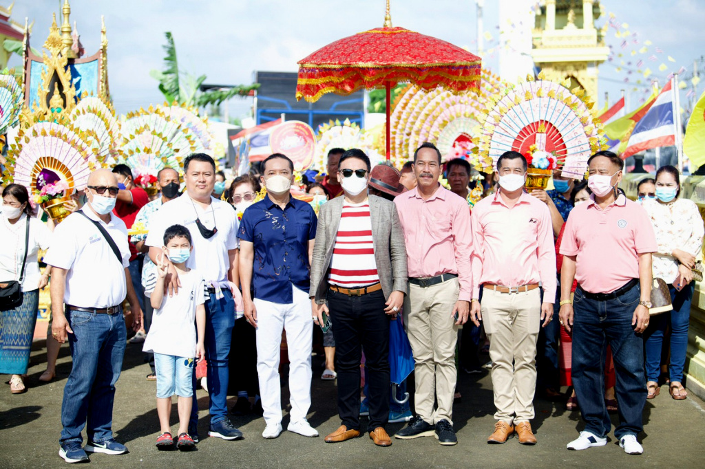 สุดฮือฮา!! ผญบ.คนดัง จัดพุ่มกฐินรูปนกยูงรำแพนกว่า 500 ตัว โบยบินเข้าวัดมาบยางพร ยอด 2,629,309 บาท