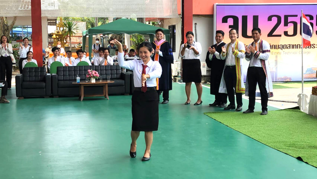 โลกต้องจำ!! เปิดเพลงให้ นศ.แดนซ์ออกไปรับประกาศนียบัตรจบการศึกษา