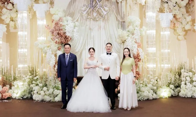 “อนุทิน” ควงภริยา บินสุราษฎร์ฯ ร่วมงานแต่งลูกชาย “บิ๊กเกรียง” ท่ามกลางคนดังแวดวงการเมือง-ราชการ
