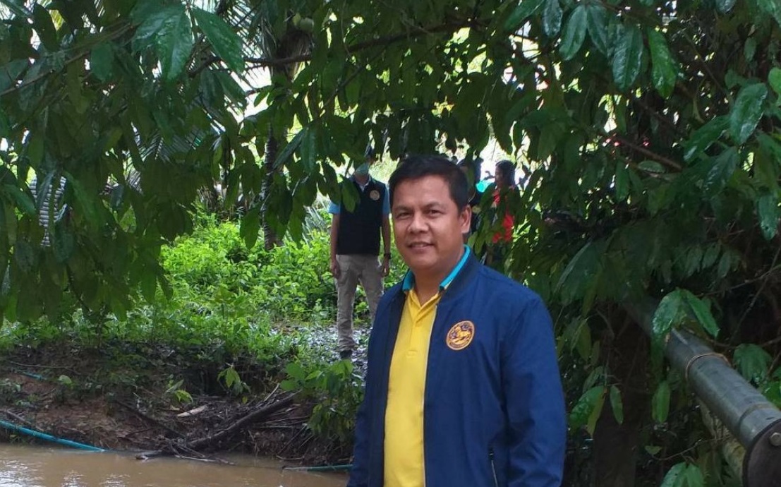 นายอำเภอเมืองพังงาลุยช่วยชาวบ้านประสบภัยพายุโซนร้อน “โนอึล”
