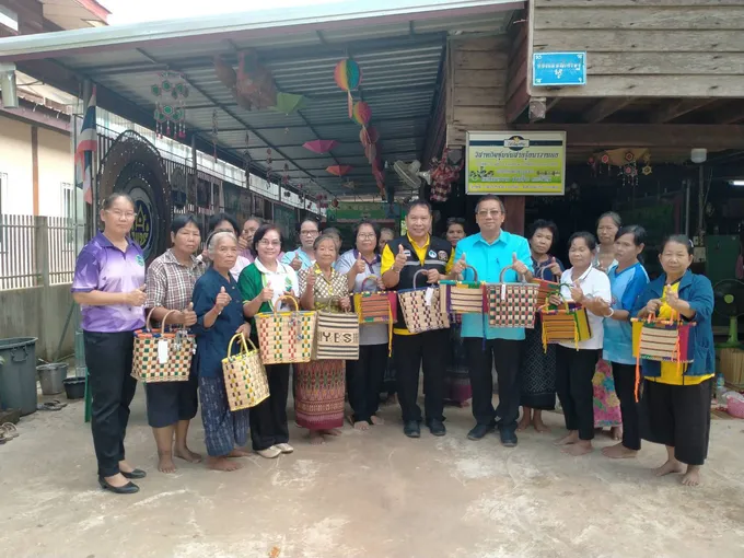 อบจ.สกลนคร เยี่ยมชมกลุ่มแปรรูป ผลิตภัณฑ์จากภูมิปัญญา กระเป๋าแปรรูปจากเส้นกก เส้นไหล 