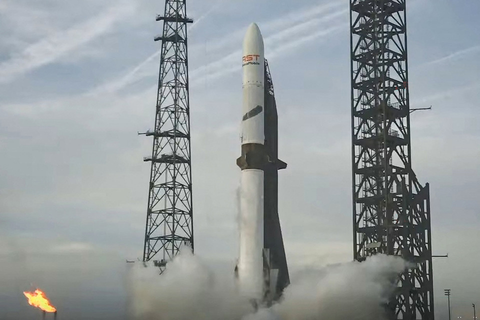 ระทึก! จรวด "นิว เกลนน์" ระเบิดคาฐานปล่อย ดับฝัน "เบซอส" ไล่ตาม SpaceX