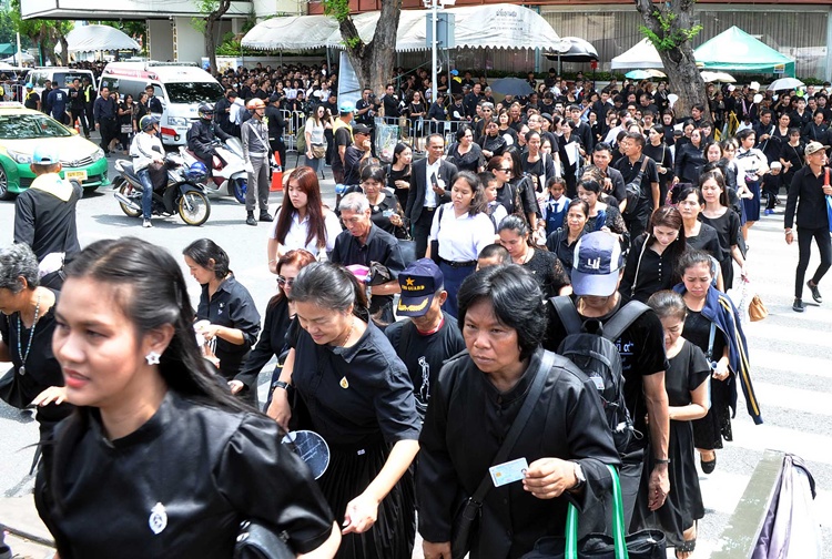 พสกนิกรเข้าถวายสักการะพระบรมศพ วันสุดท้าย (ประมวลภาพ)