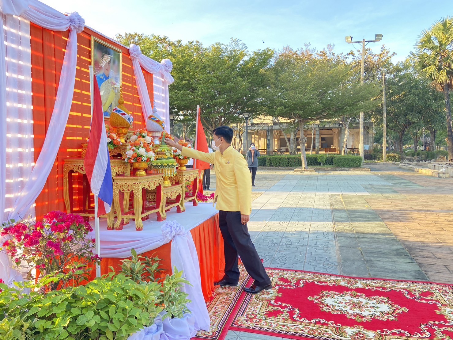 ผู้ว่าฯศรีสะเกษนำคณะทำบุญตักบาตร-ถวายพระพรชัยมงคลแด่' เจ้าฟ้าพัชรกิติยาภาฯ' ให้ทรงหายจากพระอาการประชวร