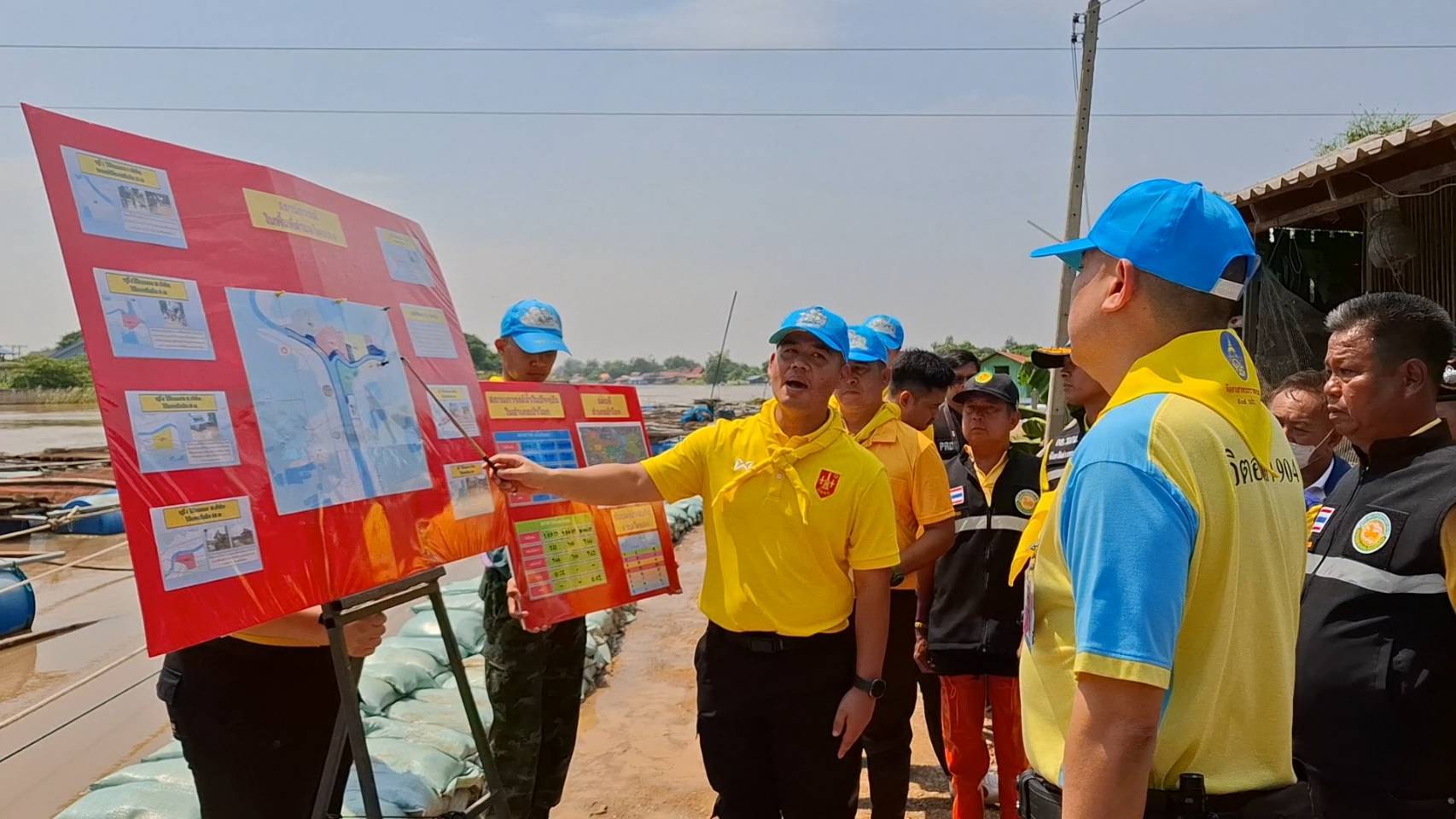 แม่ทัพน้อยที่ 1 ลงพื้นที่ประสบภัยในพื้นที่อำเภอป่าโมก จังหวัดอ่างทอง