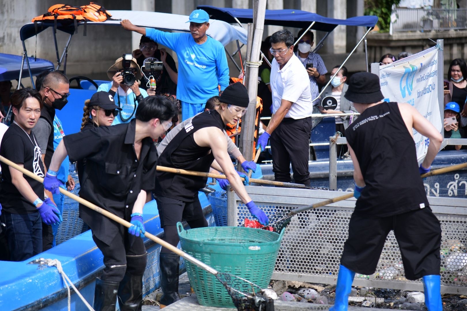 “ชัชชาติ”จับมือ“แจ๊คสัน หวัง”ลงเรือเก็บขยะคลองลาดพร้าว