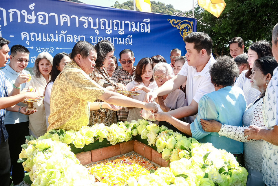 “ครอบครัวบุญญามณี” ทำบุญวันเกิด “นิพนธ์” วางศิลาฤกษ์อาคารถวายวัดไทรงาม พร้อมแจกข้าวสารกว่า 1,300 ถุง