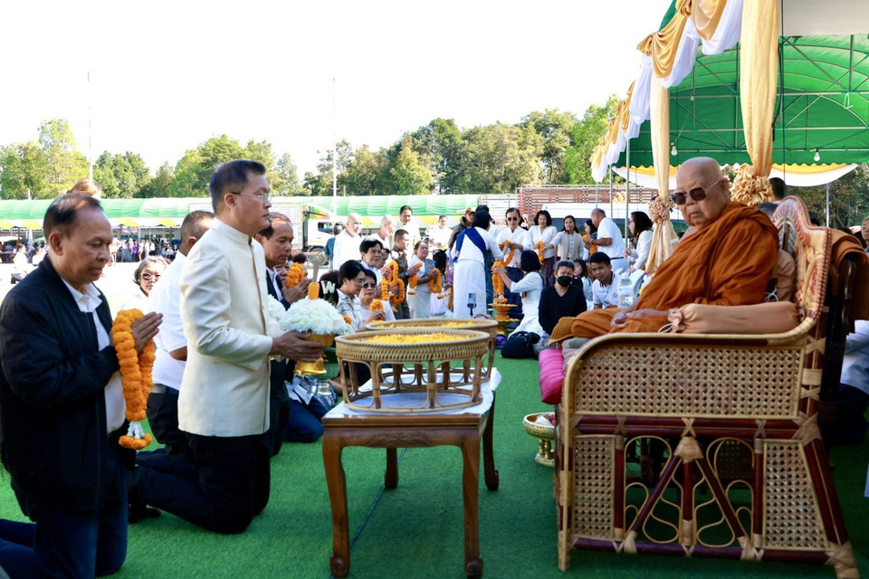 อบจ.อุดรธานีถวายมุทิตาหลวงปู่เสน 91 ปี 60 พรรษา สร้างสิริมงคลแก่ชาวบ้าน 