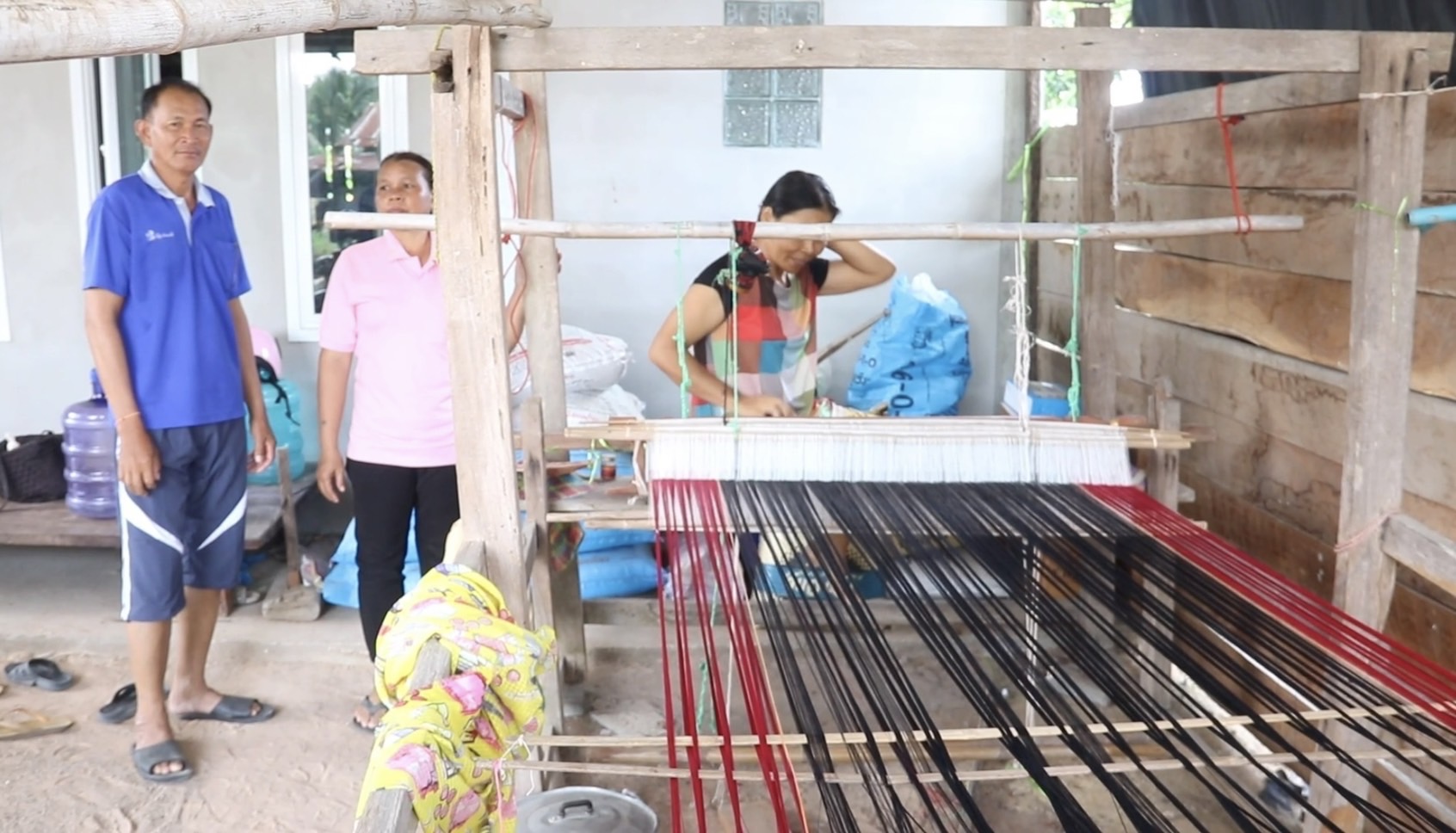 บุรีรัมย์ วิถีชาวบ้านอยู่ยาก โจรอาละวาดไม่หยุด ขโมยตัดผ้าไหมคากี่ทอ 