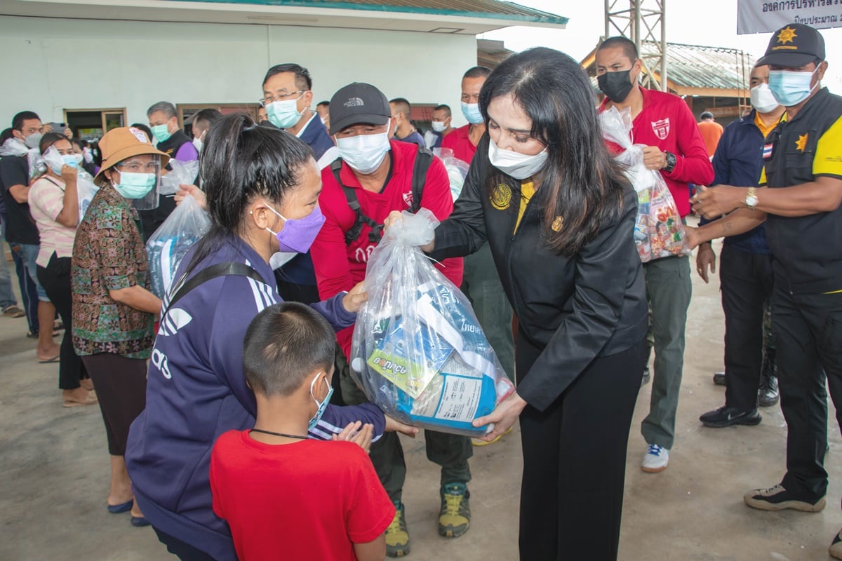 รมช.เกษตรฯมอบถุงยังชีพช่วยผู้ประสบภัย ในพื้นที่จ.ตราด อดีตนายกอบต.ยื่นหนังสือรมช.มนัญญาผลักดันสร้างเขื่อนห้วยสะตอ