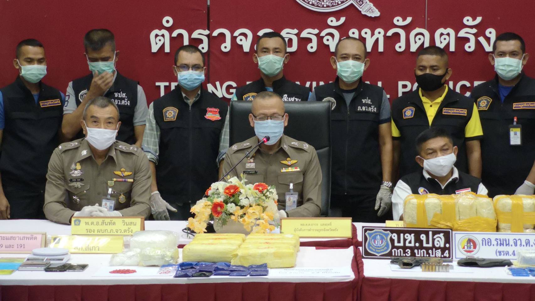 จับกุมผู้ต้องหา 4 คน พร้อมยาบ้าเกือบ 5 แสนเม็ด อีก 2 ราย เป็นผู้ต้องหายิงถล่มบ้านหนองตรุด พร้อมยาบ้า 77,009 เม็ด 