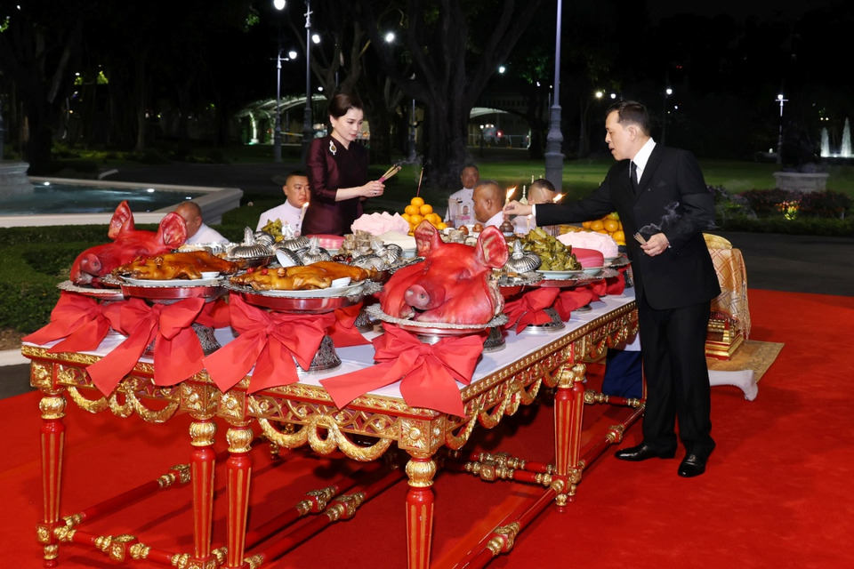 "ในหลวง - พระราชินี" ทรงประกอบพระราชพิธีสังเวยพระป้าย เนื่องในเทศกาลตรุษจีน พุทธศักราช 2569