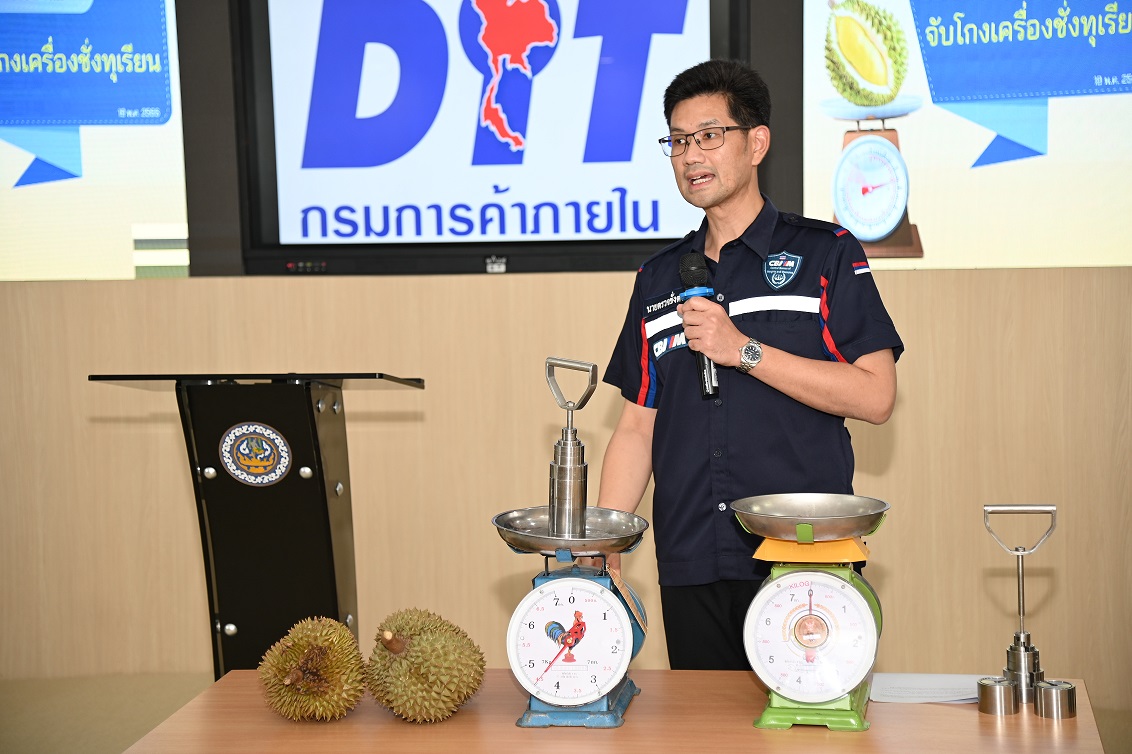 กรมการค้าภายในจับพ่อค้าต่างชาติดัดแปลงเครื่องชั่งโกงน้ำหนักทุเรียนย่านนนทบุรี ส่งตำรวจดำเนินคดีโทษหนัก 
