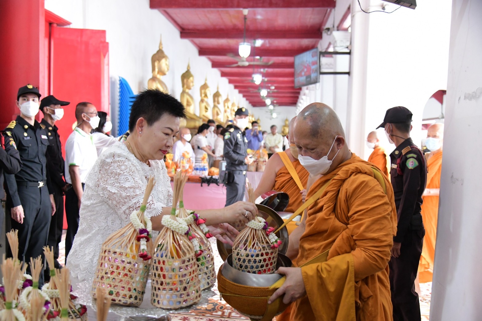 คณะผู้บริหารกทม.และบุคลากรในสังกัด ร่วมทำบุญตักบาตรเนื่องในวันอาสาฬหบูชา