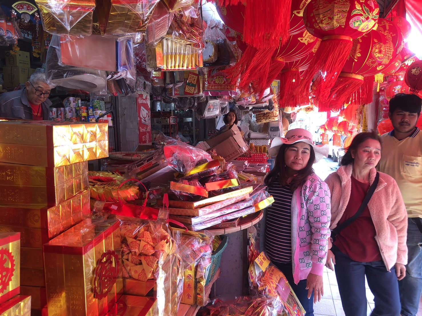 ตรุษจีนกาฬสินธุ์คึกคักแห่ซื้อเครื่องเซ่นไหว้บรรพบุรุษ
