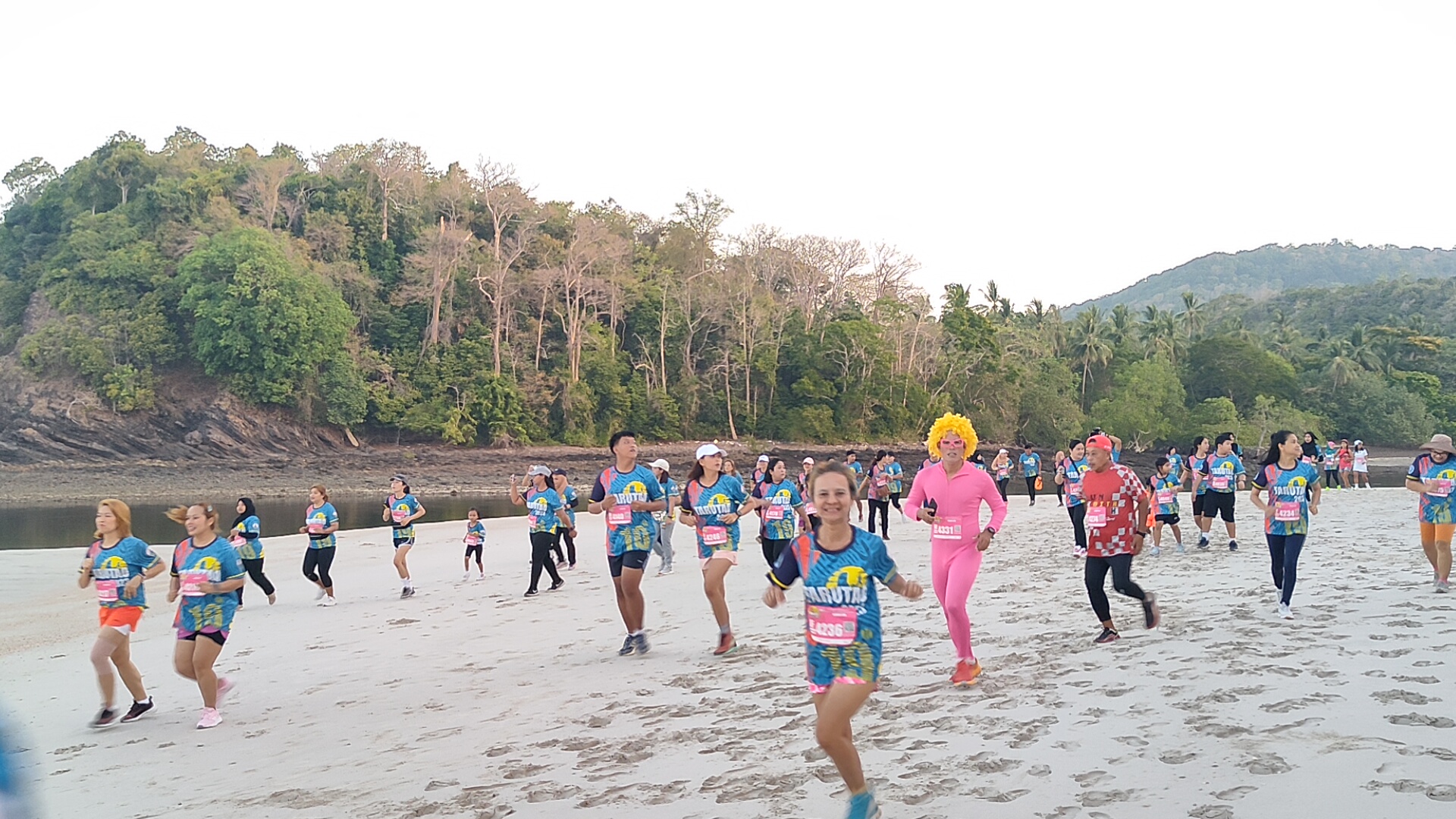 นักวิ่งไทย-เทศกว่า 700 ชีวิตร่วมวิ่งย้อนรอยประวัติศาสตร์ตะรุเตาครั้งที่ 19 