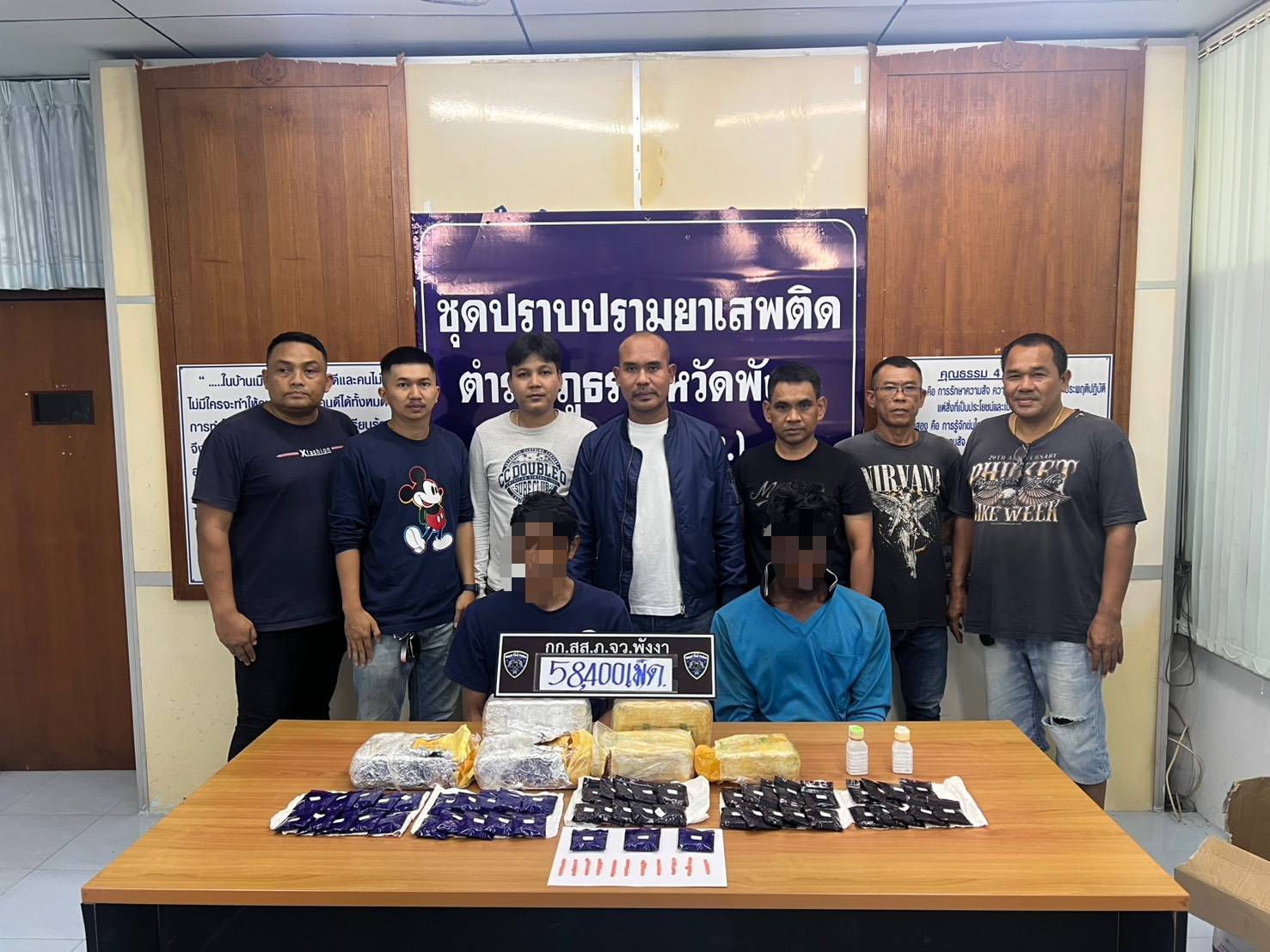 ตำรวจพังงาซุ่มจับนักค้ายาบ้าขณะกระจายยาให้กับกลุ่มวัยรุ่นตามเสาไฟริมถนนพบของกลางกว่า 5 หมื่นเม็ด