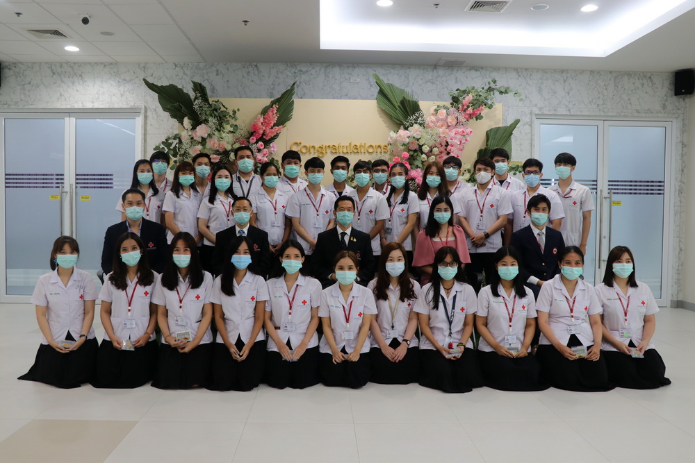 โรงพยาบาลสมเด็จฯ ณ ศรีราชา มอบเข็มกลัดในพิธีปัจฉิมนิเทศนิสิตแพทย์