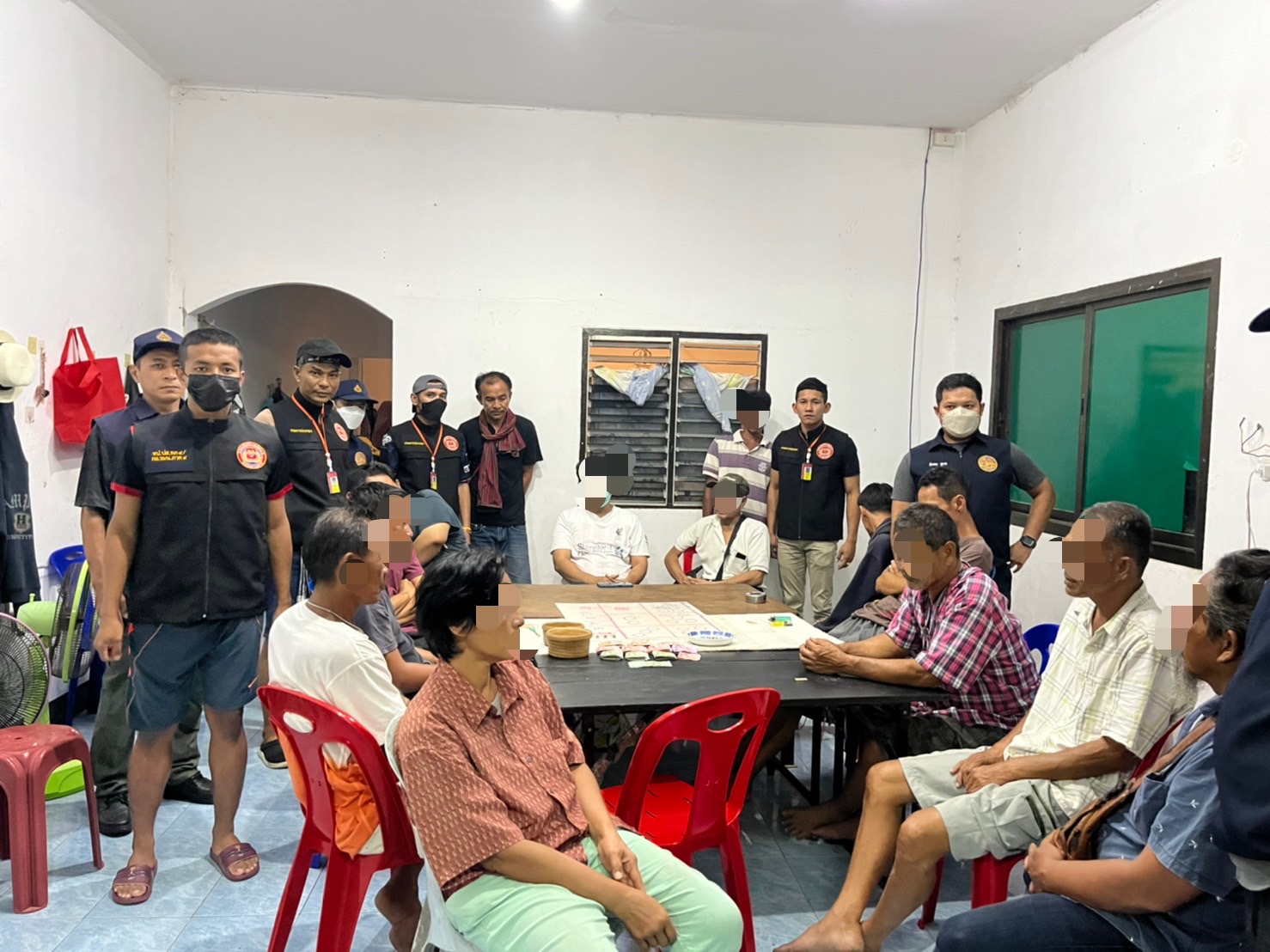  รวบนักพนันไฮโลและสถานบันเทิงผิดกฏหมายบนพื้นที่เกาะเต่า 
