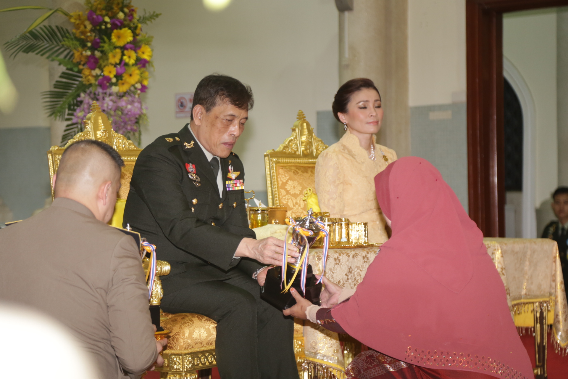 'ในหลวง-พระราชินี' เสด็จฯ จ.ปัตตานี พระราชทานรางวัลทดสอบการอัญเชิญพระมหาคัมภีร์อัลกุรอาน