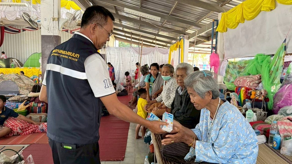 แขวงทางหลวงชนบทศรีสะเกษ มอบสิ่งของให้ผู้ประสบภัย 6 ศูนย์พักพิง