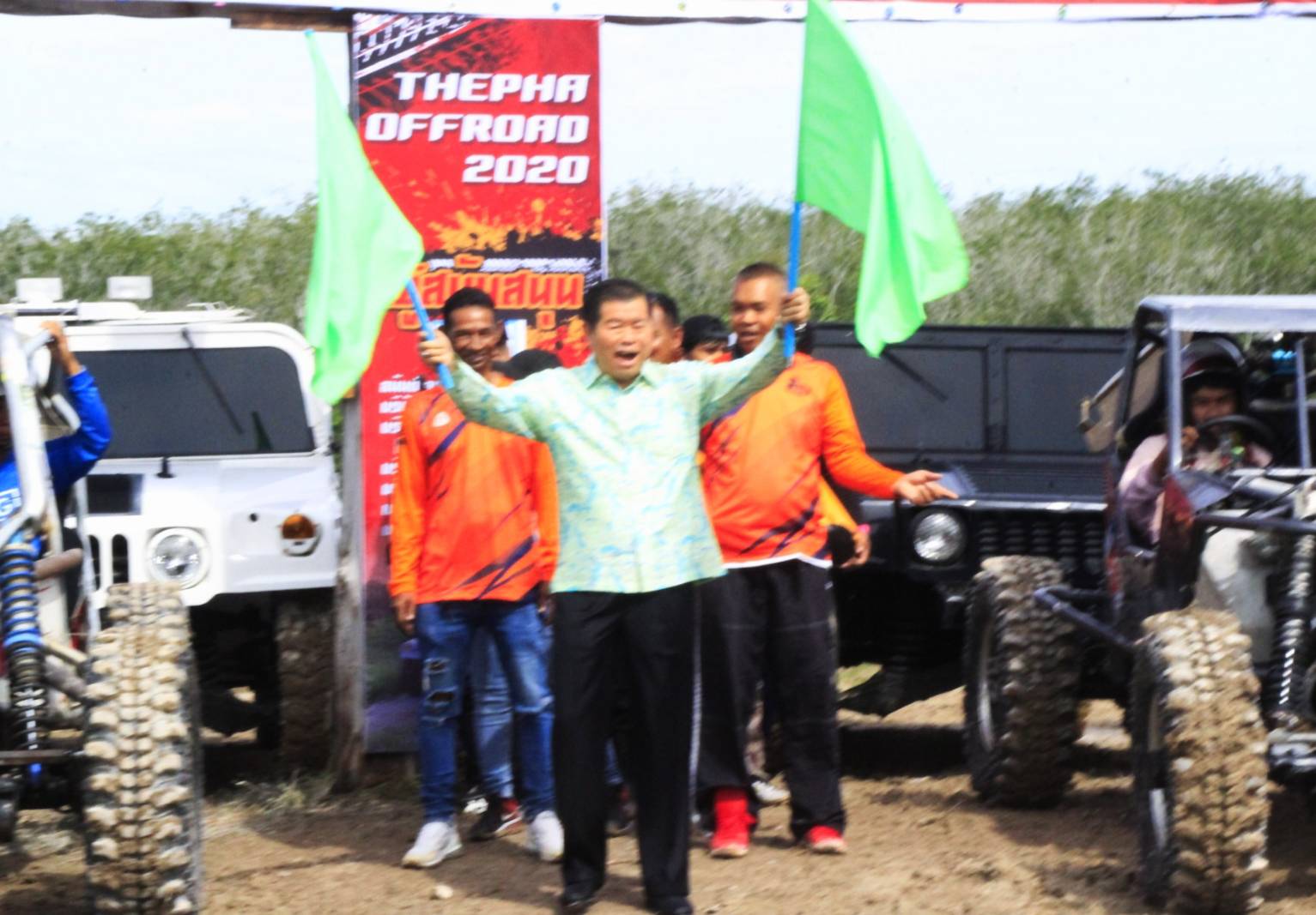      มท.2 เปิดงาน "การแข่งขันรถยนต์ออฟโรดการกุศล" ระดมทุนช่วยผู้ป่วยติดเตียง  อ.เทพา 