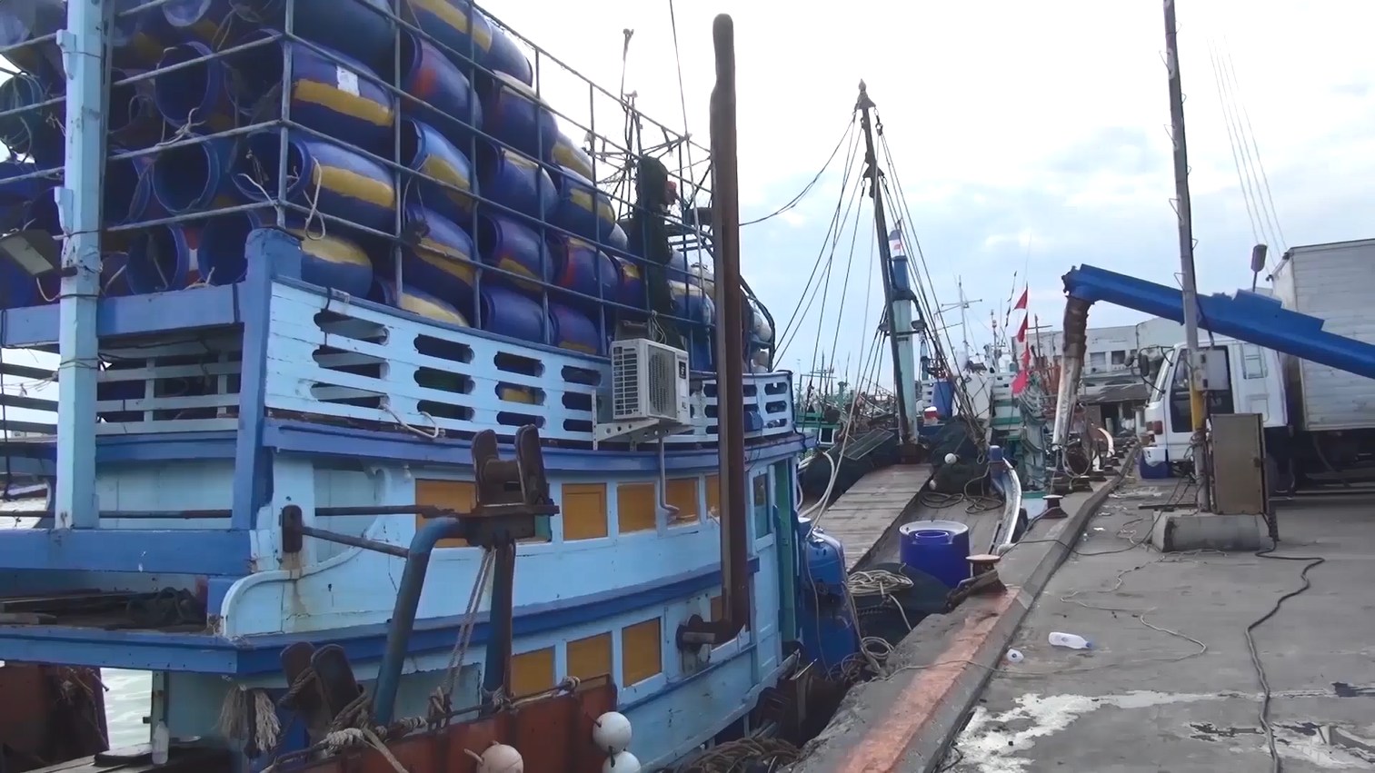 คลื่นลมแรง! สมาคมประมงสงขลาเตือนเรืออ่านไทยตอนบน ระวังคลื่นสูง 2-3เมตร เรือเล็กงดออก เสี่ยงอันตราย