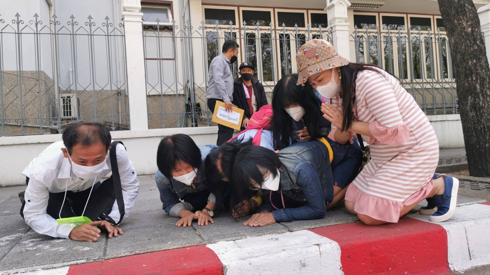“ชาวบ้านปักธงชัย” กราบข้างทำเนียบวอนนายกรัฐมนตรี ให้ความเป็นธรรม หลังบ้านถูกไฟไหม้ถูกสร้างผิดแบบนาน 10 ปี คดีไม่คืบ 