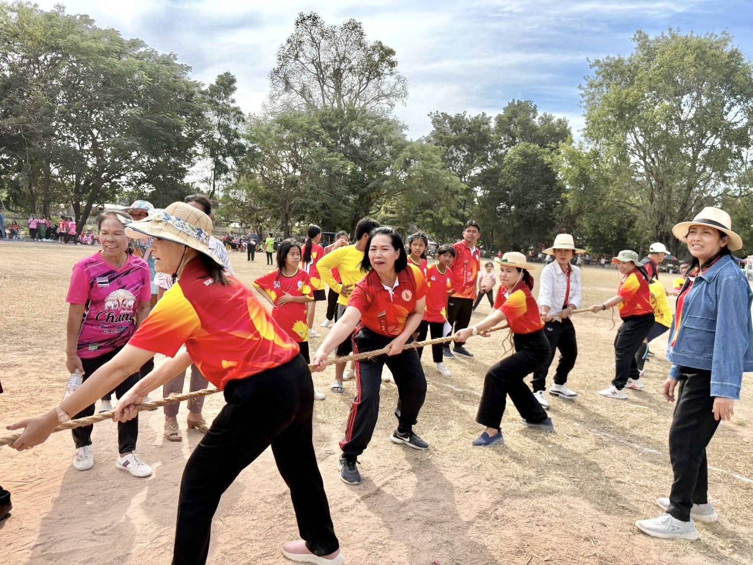 กาฬสินธุ์สุดเฮฮากีฬาพื้นบ้านรับมือภัยหนาว