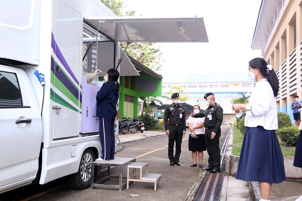 รพ.ค่ายพิชัยดาบหัก รุกตรวจคัดกรองโควิด ครู-นักเรียน ในการแข่งขันวิทยาศาสตร์โอลิมปิกระหว่างประเทศ