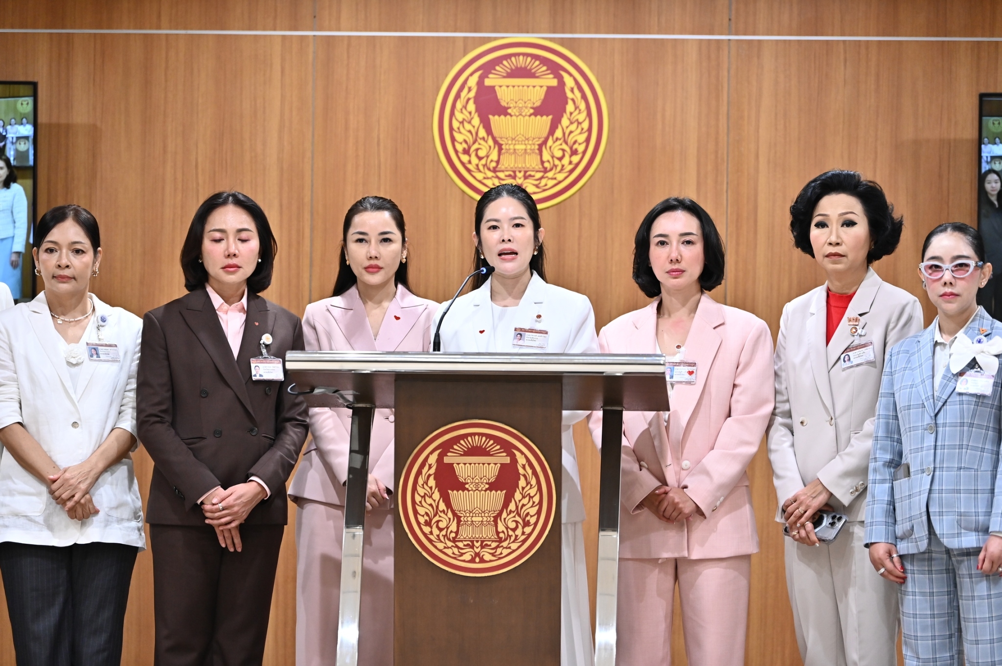 “ชมรมรัฐสภาสตรีไทย” แถลงจี้ “ปูอัด” แสดงสปิริตลาออกสส.ไปต่อสู้คดี ซัดทำภาพลักษณ์สภาเสื่อมเสีย