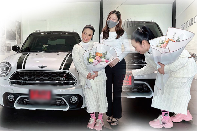  รวยมากแม่! “ตุ๊กกี้ สุดารัตน์”ถอยมินิคูเปอร์ป้ายแดง พร้อมแนวทางซื้อหวยตามป้ายทะเบียน