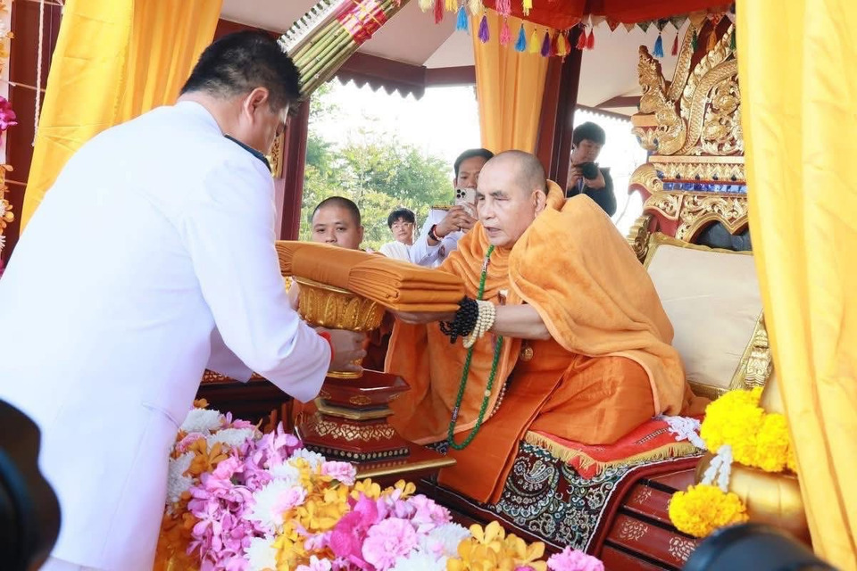 ในหลวงพระราชทานผ้าไตร-เครื่องสักการะ ถวาย “ครูบาบุญชุ่ม” ประชาชนหลั่งไหลร่วมงาน 