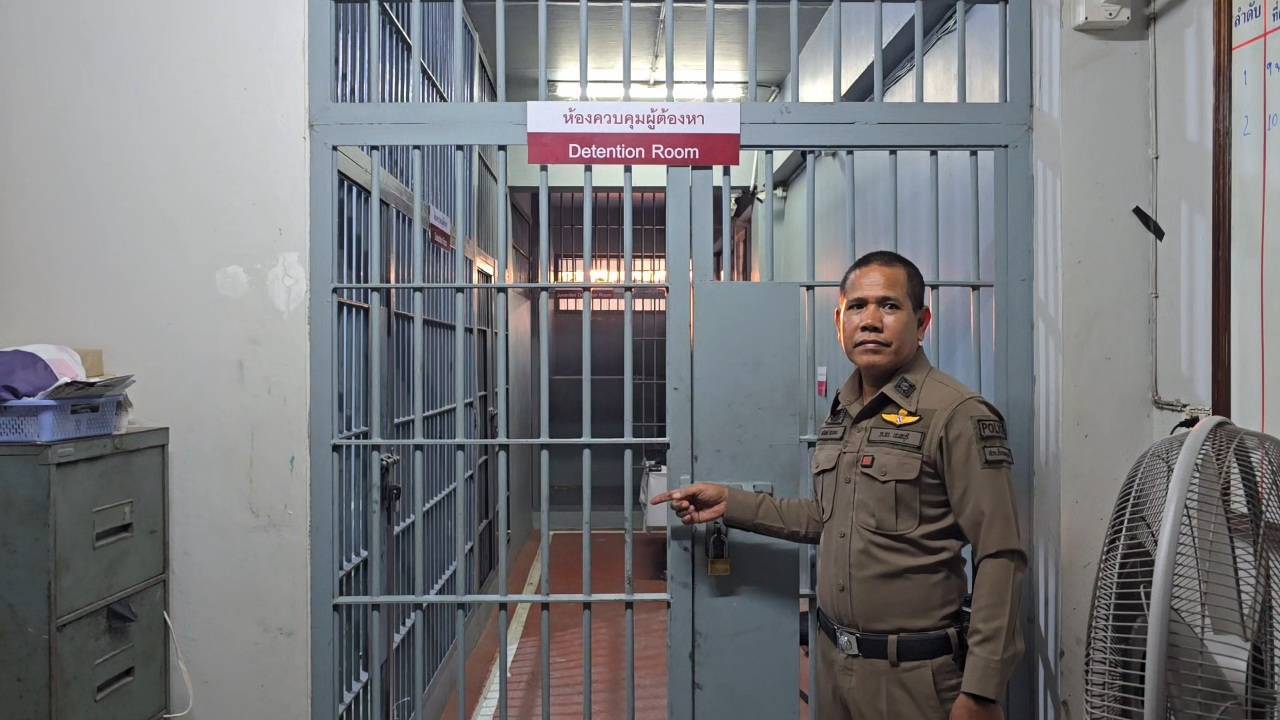 นนทบุรี​ ผู้ต้องหาเมาแล้วขับ​นอนเสียชีวิตปริศนา​ ภายใน​ห้องขัง สภ.ชัยพฤกษ์​​ ครอบครัวยันไม่มีโรคประจำตัว ติดใจสาเหตุ