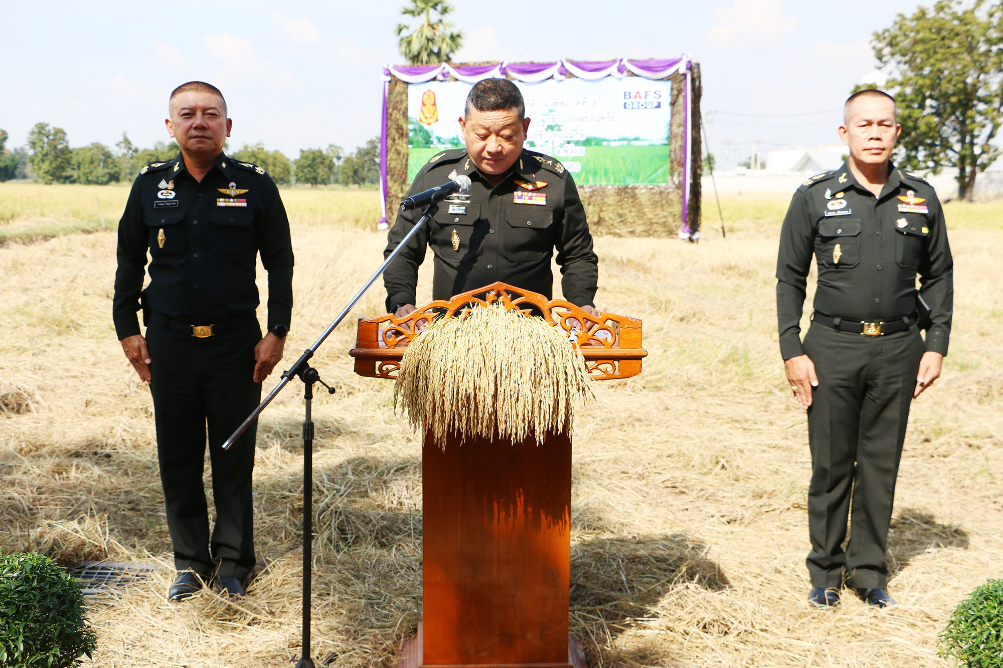 แม่ทัพภาคที่3ลงแขกเกี่ยวข้าวหอมมะลิพระราชทาน รณรงค์ไถกลบตอซัง-แจงนโยบายปัญหาไฟป่าหมอกควัน  