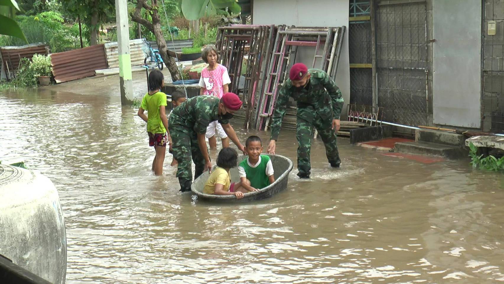   ศูนย์บรรเทาสาธารณภัย หน่วยบัญชาการสงครามพิเศษ ช่วยเหลือผู้ประสบภัยจากพายุโนอึล