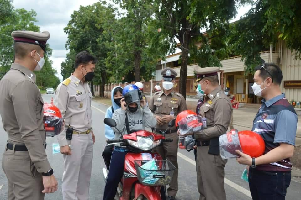 ตำรวจอุตรดิตถ์ เรามาแจก ไม่ได้มาจับเพื่อลดอุบัติเหตุ 