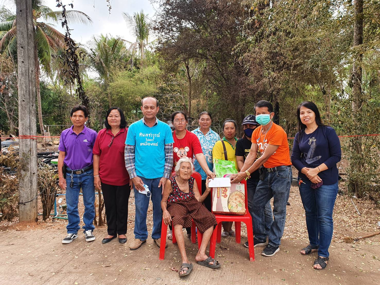 ทีมงานกลุ่มคนเพชรบูรณ์ไม่เอาเหมืองแร่ รุดช่วยเหลือคุณยายพูหลังบ้านถูกไฟไหม้วอดทั้งหลัง