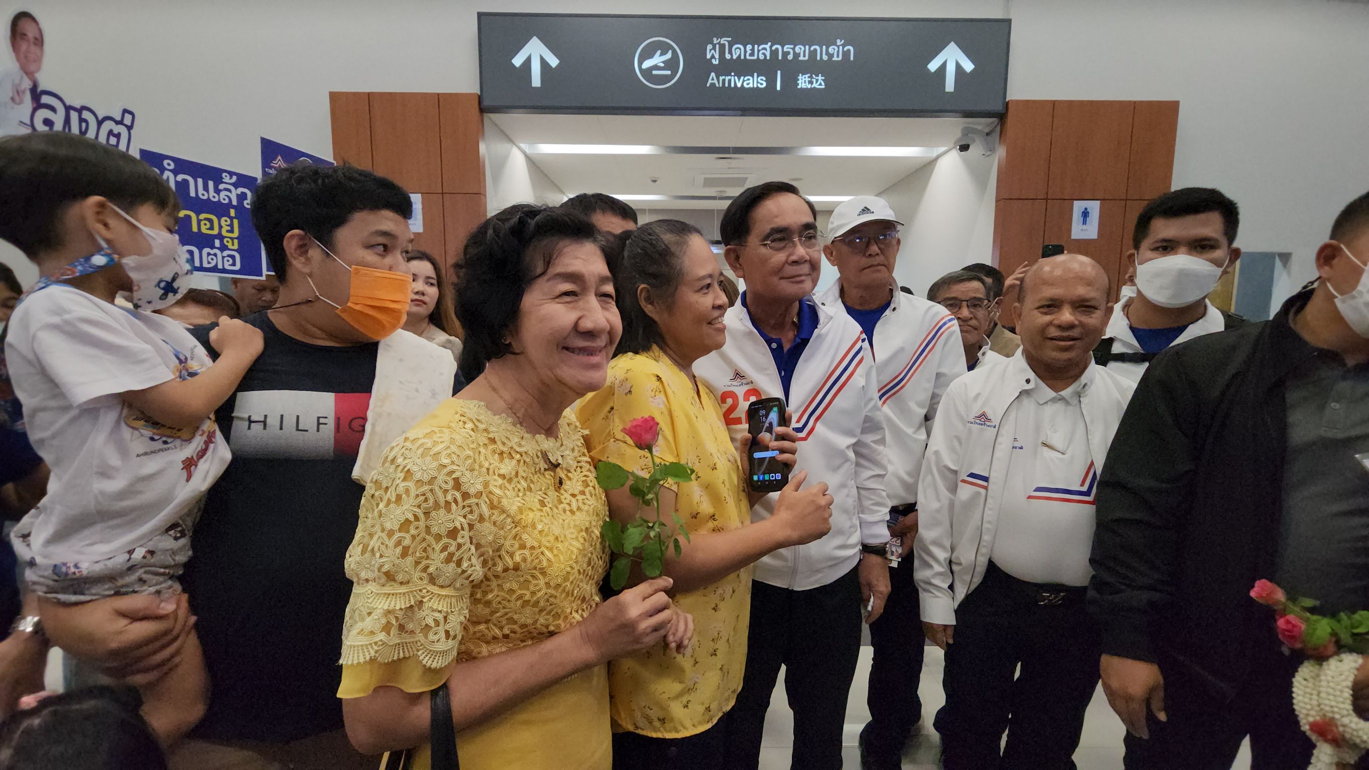 "กัปตันบิ๊กตู่" บินลงใต้ลุยเมืองตรัง ประเดิมจุดแรกขึ้นรถแห่หาเสียง อ้อนชาวกันตัง 