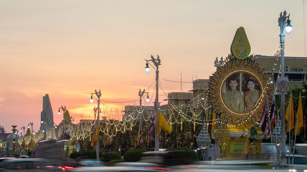 กทม.ประดับไฟเฉลิมพระเกียรติฯ เนื่องในวันเฉลิมพระชนมพรรษา ตลอดแนวถนนราชดำเนิน