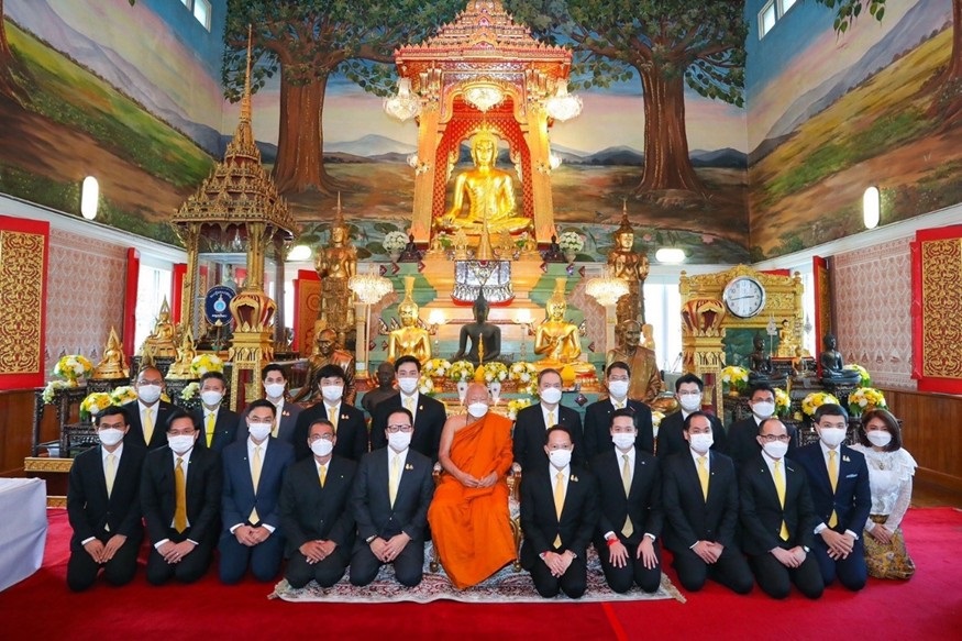  กลุ่มบ.เบญจจินดา น้อมนำถวายผ้าพระกฐินพระราชทานปี 64 วัดธาตุทอง