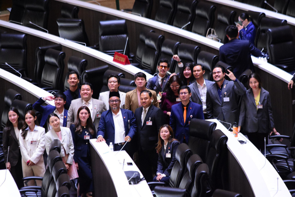 เช็กเสียงล้มรัฐบาลกลางสภา! “27 สว.พันธุ์ใหม่-สีขาว” ผนึก “พท.” หักดิบ ดัน "ร่างส้ม" สำเร็จ “ภท.” ช็อกแพ้คาบ้าน 