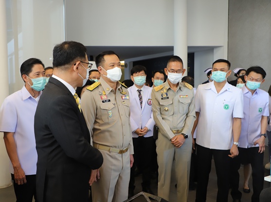 รองนายกรัฐมนตรี และรัฐมนตรีว่าการกระทรวงสาธารณสุข ลงพื้นที่ โรงพยาบาลสนามธรรมศาสตร์ 